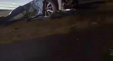 Ehliyetsiz sürücü park halindeki araçlara çarptı: 1 yaralı