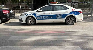 Ekip otosunu yaya yoluna park eden polis memuruna trafik cezası kesildi