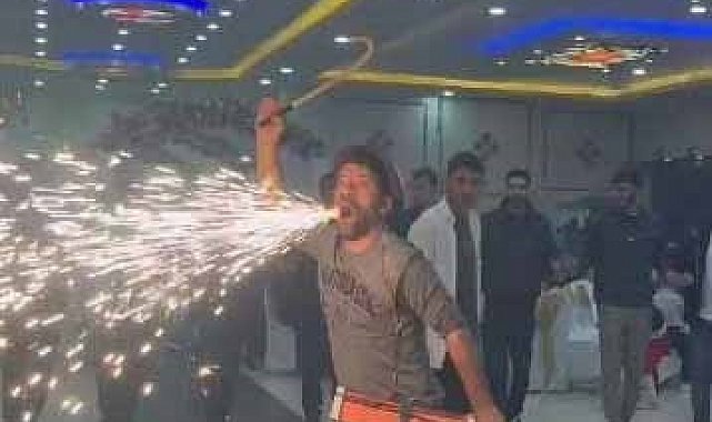 Elazığ'da davulcu, figürleri ile düğünlere renk katıyor