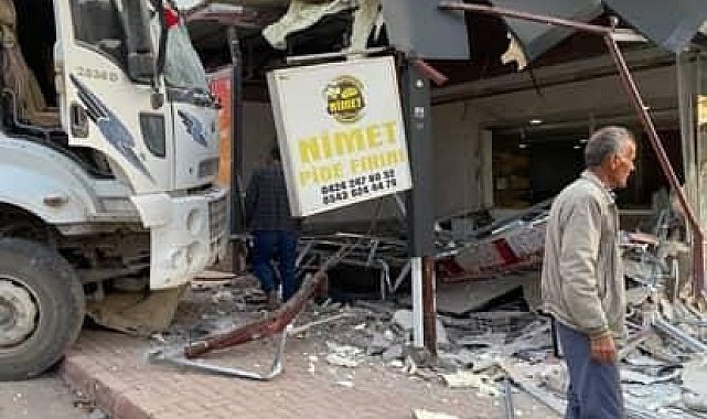 Elazığ'da freni patlayan kamyon fırına daldı