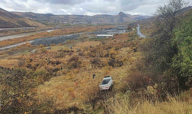Elazığ'da kamyonet şarampole uçtu