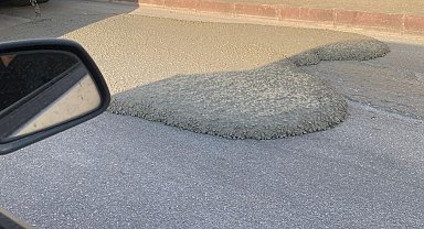 Elazığ'da mikserden taşan beton asfalt yola döküldü