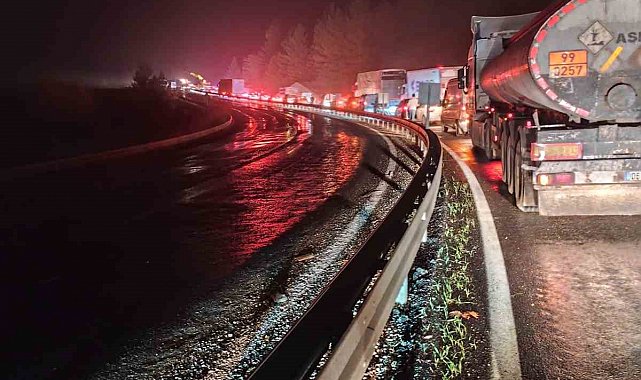 Elazığ'da tır devrildi: Kilometrelerce araç kuyruğu oluştu