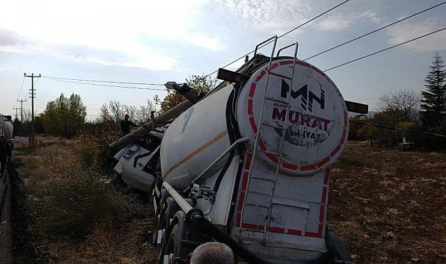 Elazığ'da tır elektrik direğine çarptı: 1 yaralı