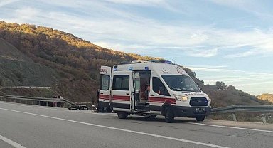 Elektrik direğine çarpan aracın sürücüsü yaralandı
