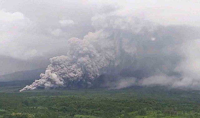 Endonezya'da Semeru Yanardağı patladı, alarm seviyesi en yüksek düzeye çıkarıldı