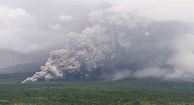 Endonezya'da Semeru Yanardağı patladı, alarm seviyesi en yüksek düzeye çıkarıldı