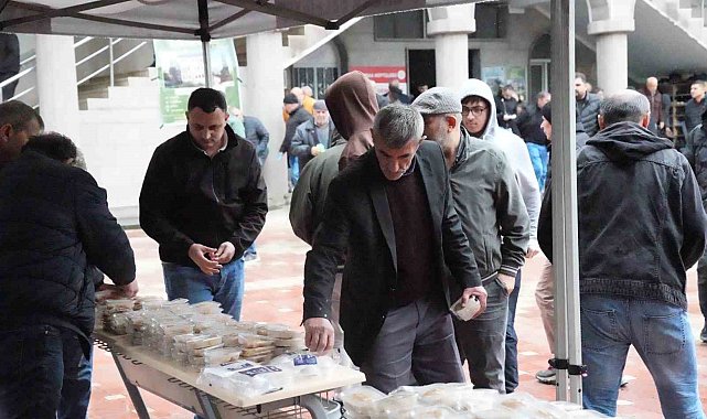 Erbaa Belediyesi şehitler için helva ikram etti