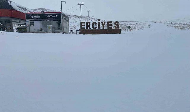 Erciyes güne beyaz örtüyle uyandı