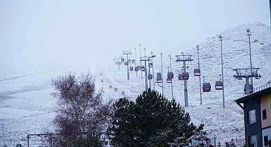 Erciyes'te kar yağışı, dağ beyaza büründü
