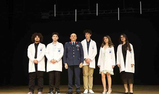 ERÜ Tıp Fakültesi'nde dönem 1 öğrencileri törenle önlük giydi