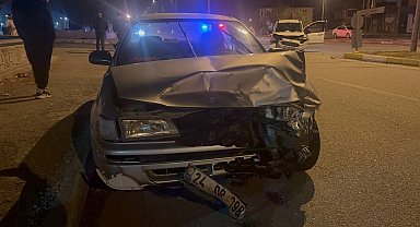 Erzincan'da iki araç kafa kafaya çarpıştı: 3 yaralı