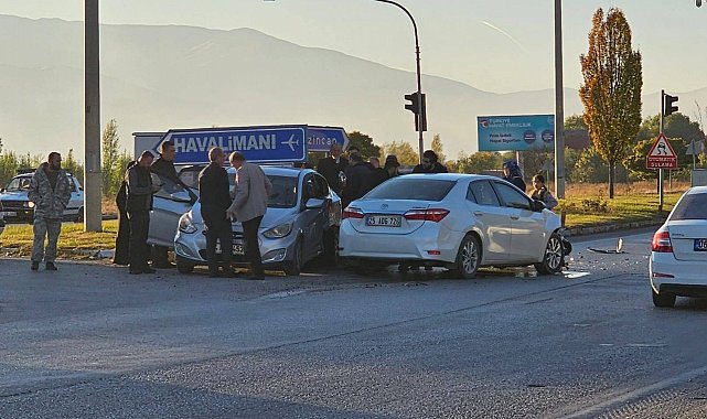 Erzincan'da iki otomobil çarpıştı: 5 yaralı
