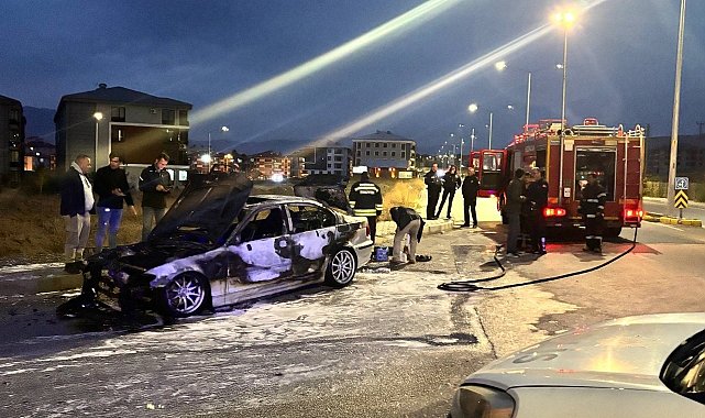 Erzincan'da seyir halindeki otomobil alev aldı: 2 kişi son anda kurtuldu