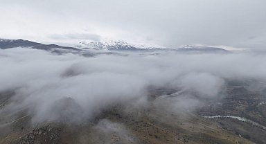 Erzincan'da sis bulutları doğayı masalsı bir görünüme bürüdü