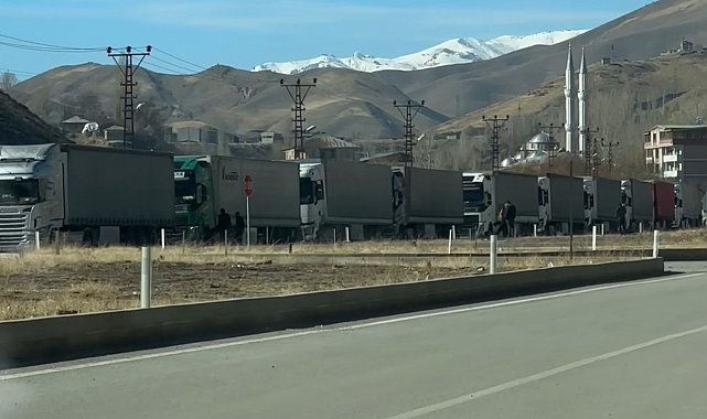 Esendere'de tır kuyruğu 2 kilometreyi buldu