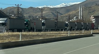 Esendere'de tır kuyruğu 2 kilometreyi buldu