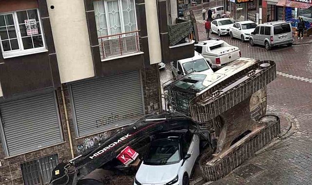 Esenyurt'ta tır dorsesindeki iş makinesi devrildi: 2 otomobil hasar gördü