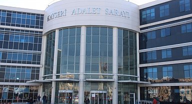 Eşini maket bıçağı ile öldürmeye çalışan sanık hakim karşısında