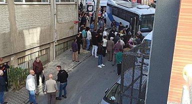 Eşinin kullandığı minibüsün altında kaldı, hastaneye kaldırılan ağır yaralı kadın hayatını kaybetti