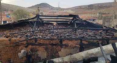 Eski kıyafetleri tandırda ateşe verdi, çatı alev alev yandı