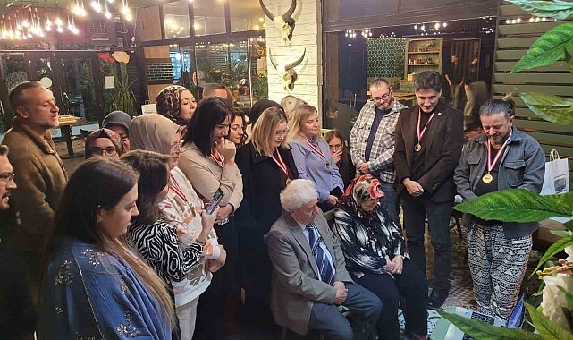 Eski öğrencilerinden emekli öğretmene duygulandıran Öğretmenler Günü sürprizi