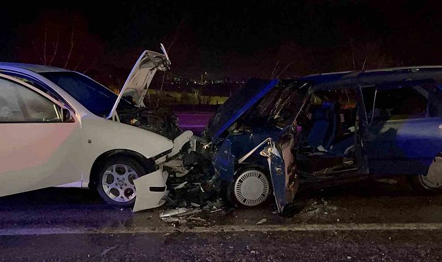 Eskişehir-Afyonkarahisar karayolunda iki araç kafa kafaya çarpışt: 3'ü çocuk 9 yaralı