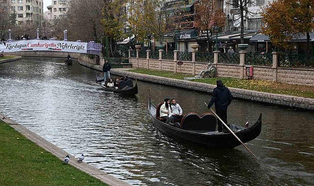 Eskişehir'de soğuk havaya rağmen gondol keyfi yaptılar
