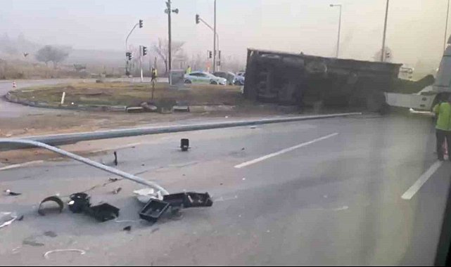 Eskişehir'de yan yatan tır trafiği olumsuz etkiledi
