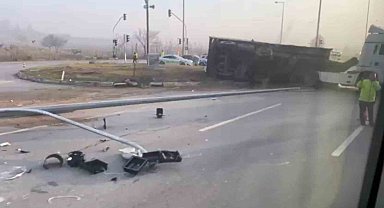 Eskişehir'de yan yatan tır trafiği olumsuz etkiledi
