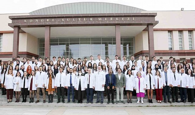 ESOGÜ'lü genç diş hekimi adayları beyaz önlüklerini giydi