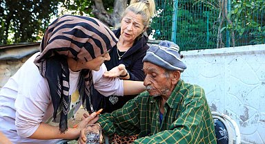 Evde çıkan yangında yaşlı çiftin yardımına komşuları koştu