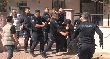 Evi yakmaya çalıştı, eşyaları sokağa fırlattı, çıkışta akraba dayağı yedi