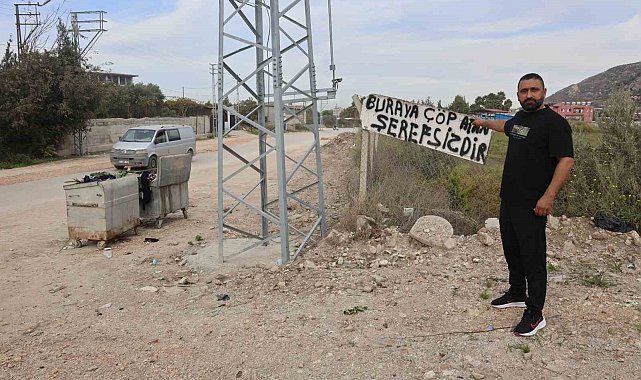 Evinin yanındaki araziye çöp atanlardan bıktı, çözümü "Buraya çöp atan şerefsizdir" yazısıyla buldu