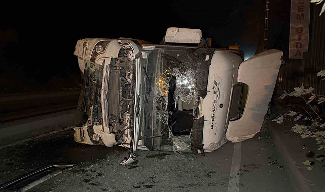 Eyüpsultan'da kontrolden çıkan hafriyat kamyonu yan yattı. 1 yaralı