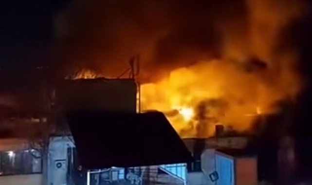 Fabrika yerleşkesinde çıkan yangında 6 işyeri zarar gördü