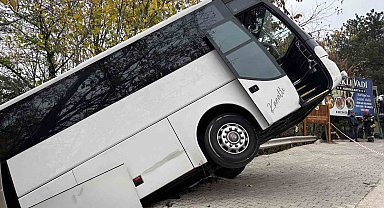 Facianın eşiğinden dönüldü: Tur otobüsü şarampole düştü