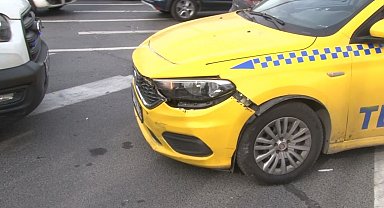 Fatih'te motosiklet ile taksi çarpıştı: Motosikletli yola savruldu