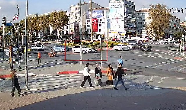 Fatih'te otomobil ile motosiklet çarpıştı: Kaza anı güvenlik kamerasına yansıdı