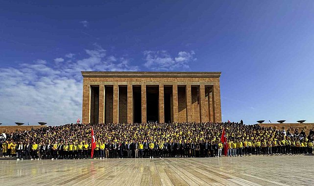 Fenerbahçeli taraftarlar, Anıtkabir'i ziyaret etti