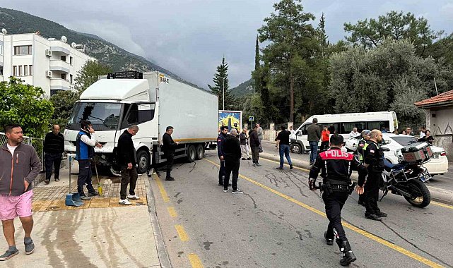Fethiye'de freni patlayan kamyon, öğrenci servisine çarptı