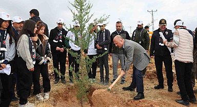 Fidanlar şehitler için toprakla buluştu