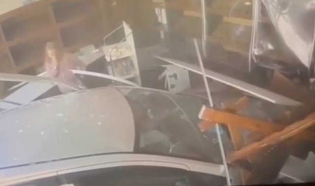 Fırına dalan otomobil ortalığı savaş alanına çevirdi... O anlar kamerada