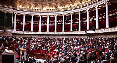 Fransa'da tartışmalı emeklilik reformu askıya alındı