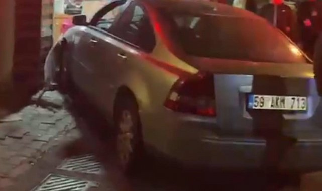 Fren yerine gaza basınca otomobil dükkana girdi