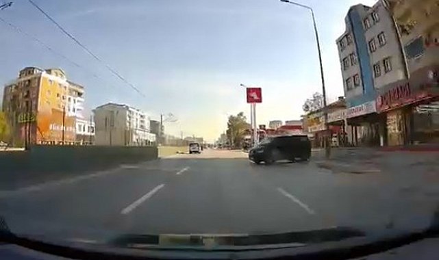 Freni boşalan minibüs üç şeritli yola indi, kamyonet sürücüsü kazadan kıl payı kurtuldu