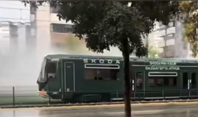 Gaziantep'te faciadan dönüldü: Yüzlerce yolcunun olduğu tramvaya yıldırım isabet etti