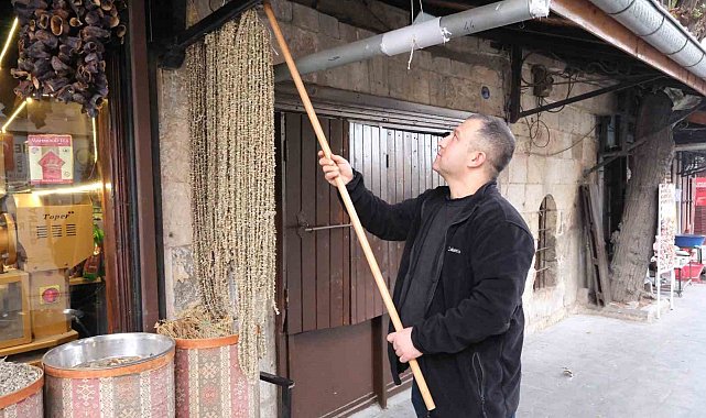 Gaziantep'te kışın vazgeçilmezi kuru bamya 2 bin TL'den tezgahta