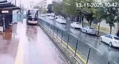 Gaziantep'te tramvaya yıldırım isabet etme anı kamerada