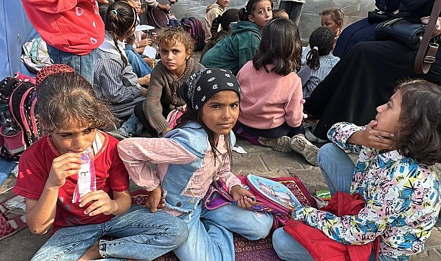 Gazze'de çocuklar enkaza dönen okullarda ders başı yaptı